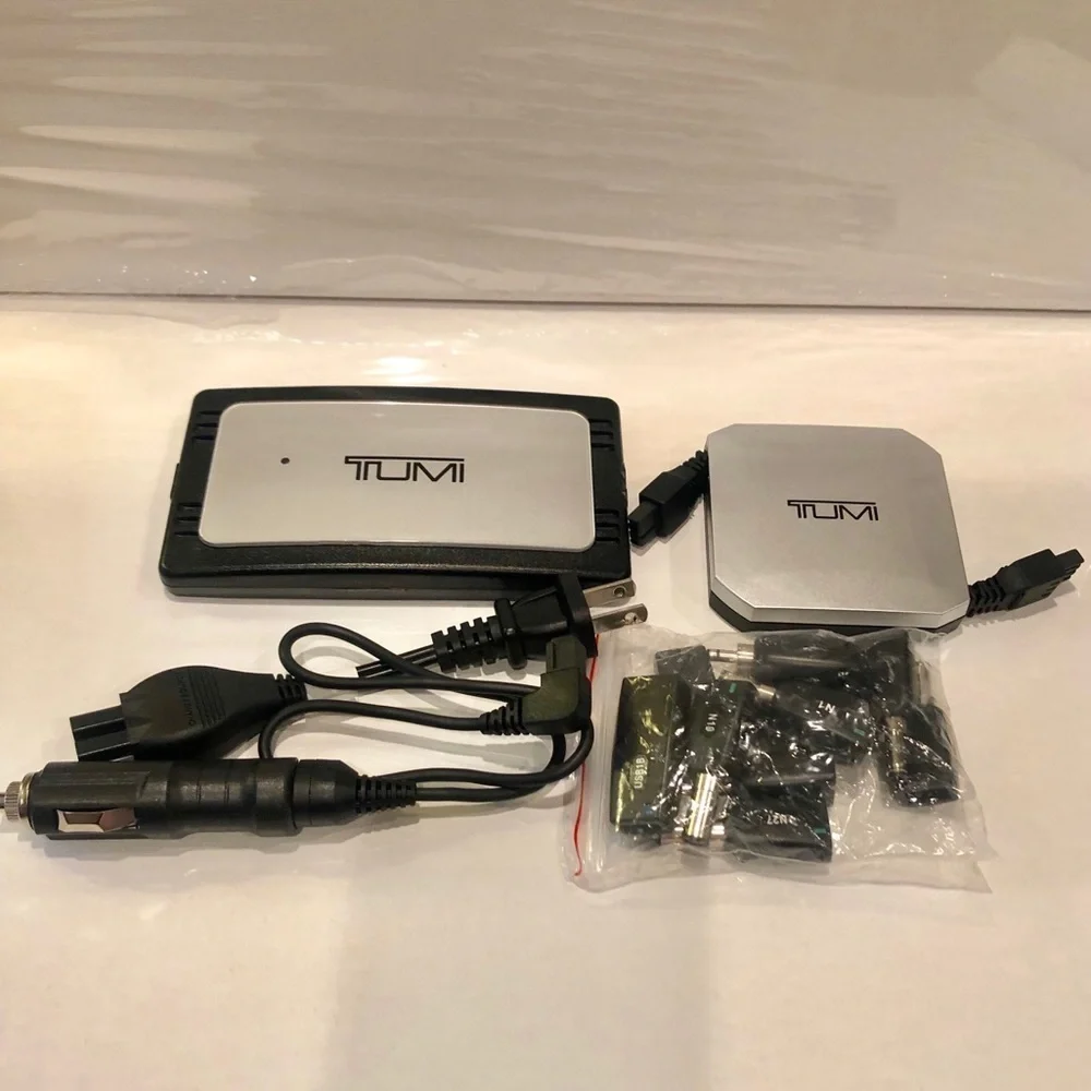 New Tumi Ultra SLIM Universal Power Adapter Kit - Picture 2 of 4